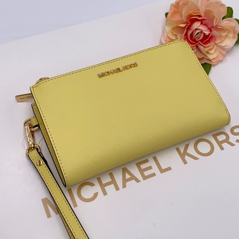 MICHAEL KORS LARGE DOUBLE ZIP WRISTLET BUTTERCUP